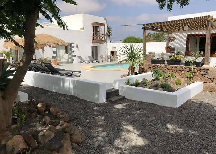 Balcon Botanico - Shared Pool - Island Location - 10 Mins Drive To Famara And La Santa