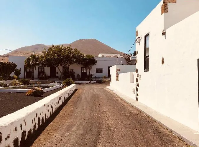 Balcon Botanico - Shared Pool - Island Location - 10 Mins Drive To Famara And La Santa * Tiagua